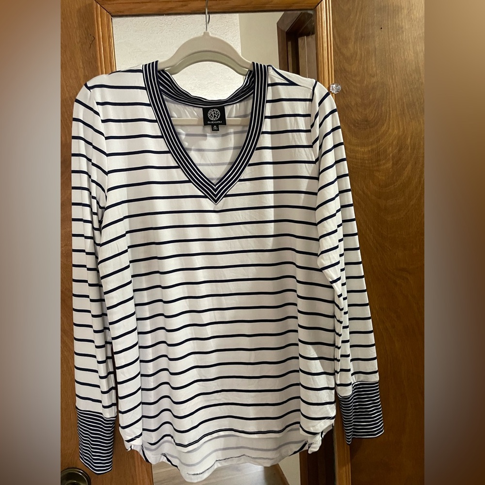 Bobeau NWOT Stripe Navy and White v-Neck pull over top